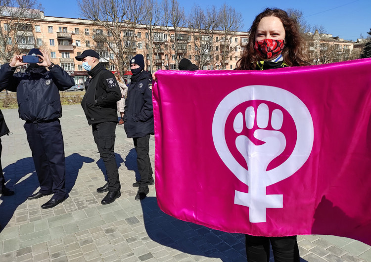 Жінка з феміністичним прапором Херсон