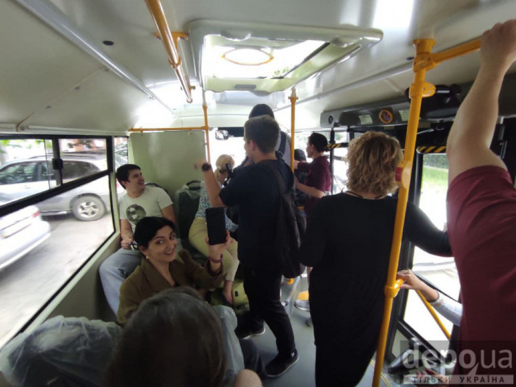 Журналисты в автобусе Атаман
