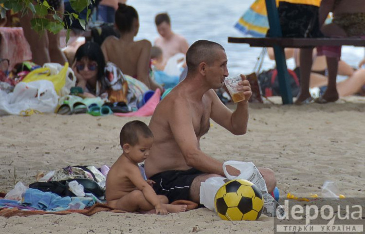 Херсон мужчина с ребенком отдыхают на пляже
