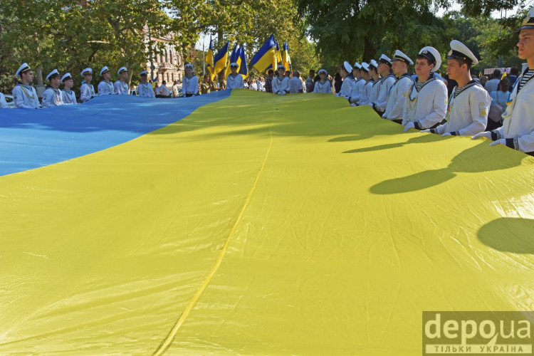 Курсанты-моряки держат большой флаг Украины