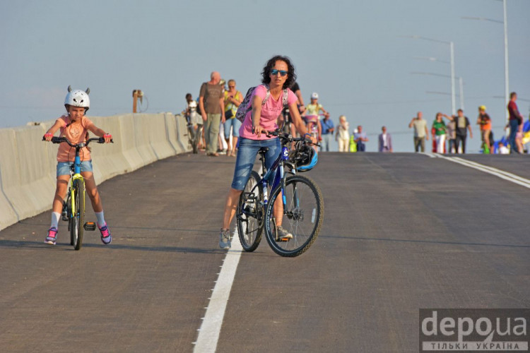 Женщина и девочка на велосипеде