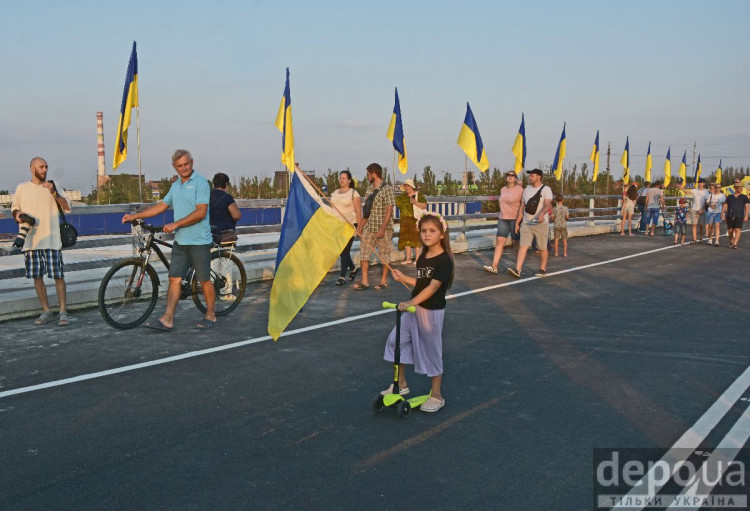 Девочка на самокате с флагом Украины