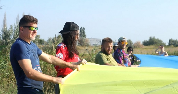 Антивісти тримають прапор єдності