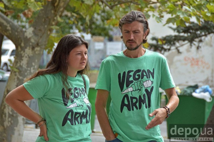 Мужчина и женщина в футболках с рекламой веганства