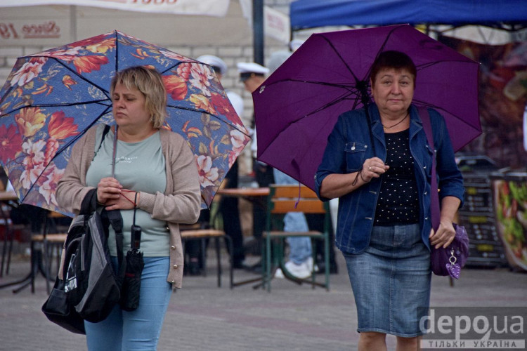 Дві жінки під парасольками