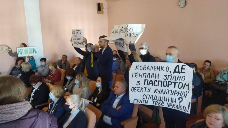 Протестующие на сессии Новокаховского горсовета