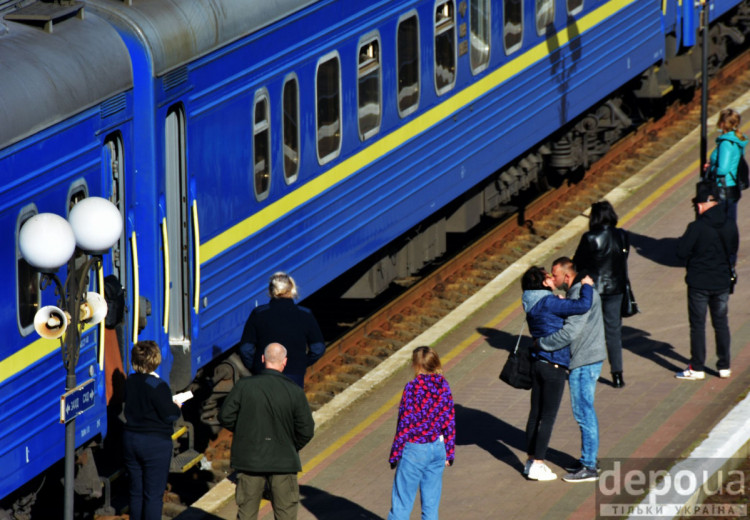 Люди сідають на потяг