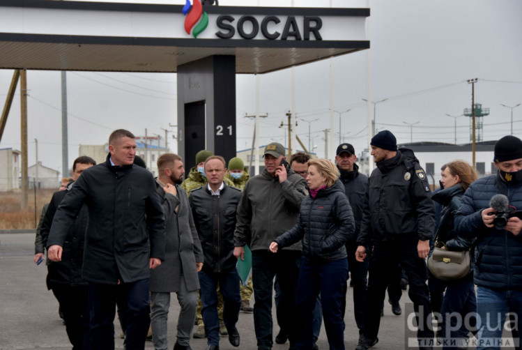 Ирина Верещук осматривает здание компании SOCAR на КПВВ Чонгар