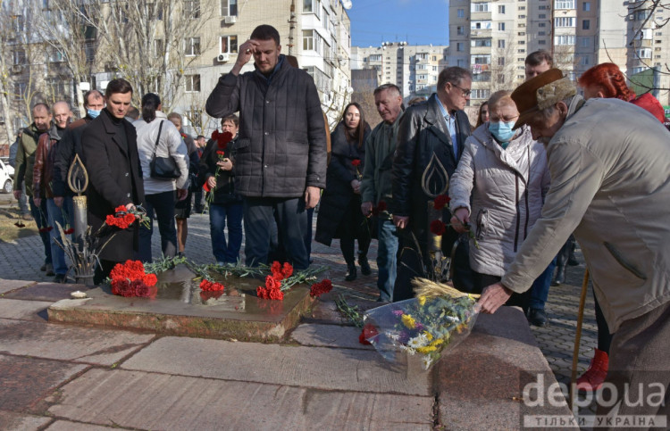 Херсонці вшановують пам"ять жертв Голодомору покладання квітів