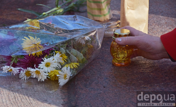 Херсонцы чтят память жертв Голодомора покладання квітів