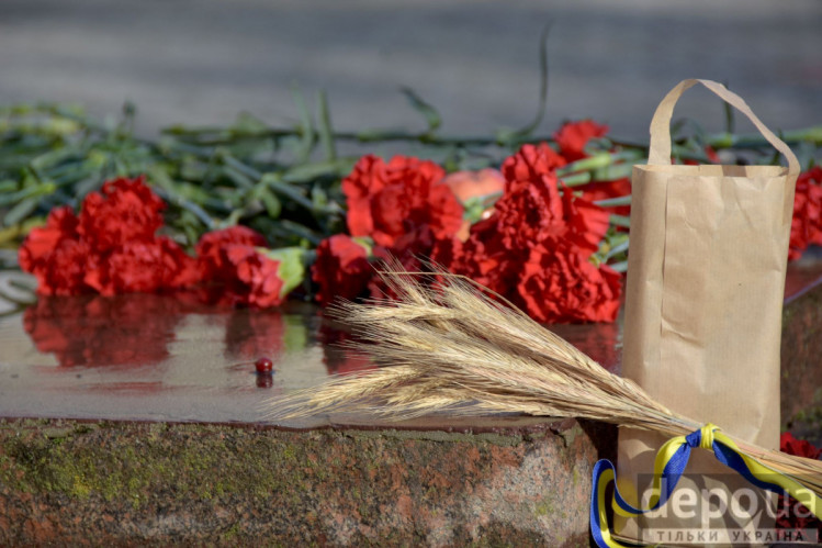 Херсонцы чтят память жертв Голодомора покладання квітів