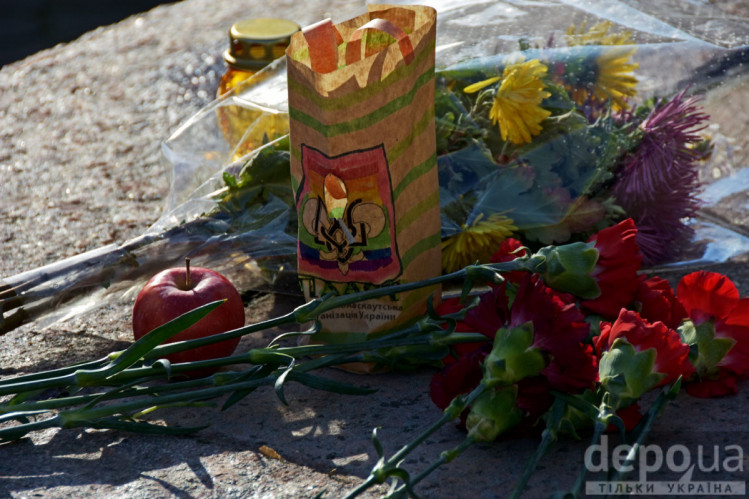 Херсонці вшановують пам"ять жертв Голодомору покладання квітів