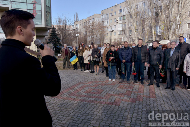 Євген Кравченко виступає на вшунуванні пам"яті жертв Голодомору