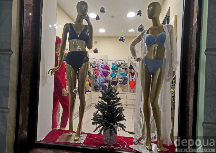 Новогоднее оформление витрины магазина белья в Херсоне
