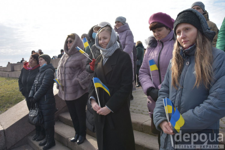 Жінки з прапорцями в День єднання в Херсоні
