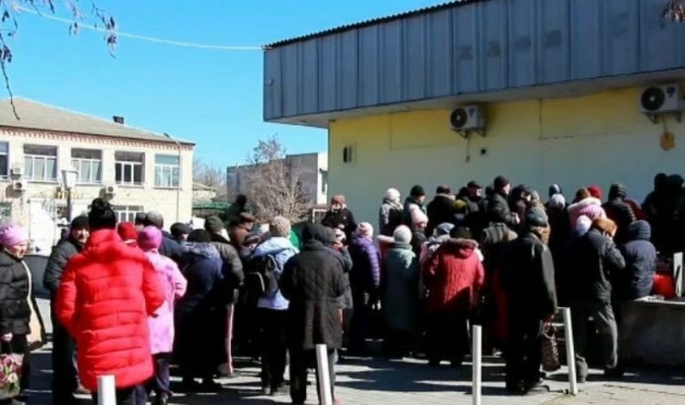 Черга за рублями в окупованому Генічеську